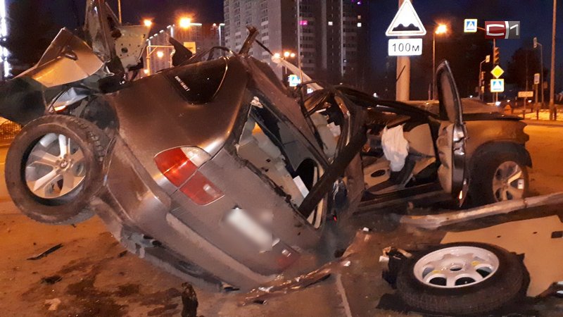 Страшная авария в Сургуте: BMW разорвало на части, водитель погиб