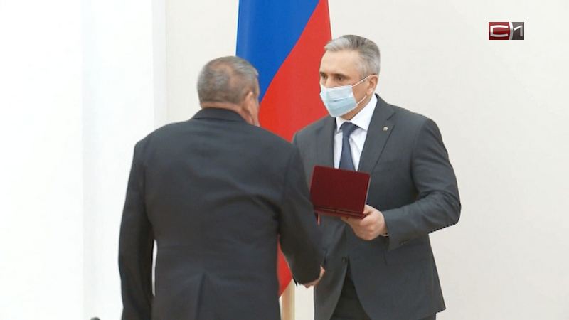 Александр Моор вручил семьям погибших медиков государственные награды 