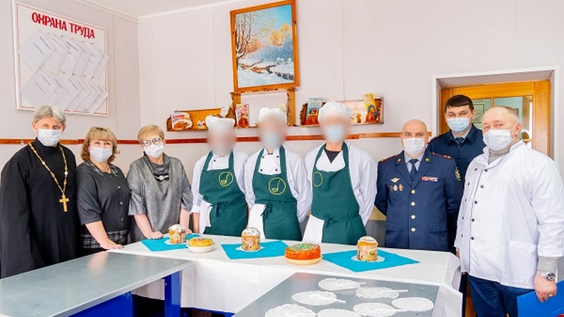 Заключенные сургутской колонии посоревновались в изготовлении пасхальных куличей