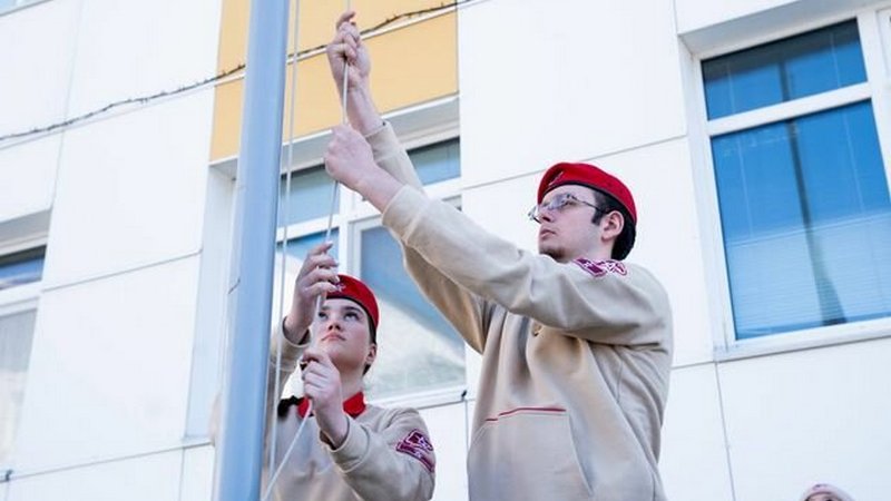 Неделя в школах Югры будет начинаться с гимна и поднятия флага России