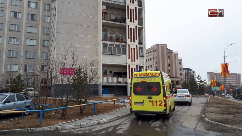 На газоне возле одной из многоэтажек Сургута обнаружили тело мужчины