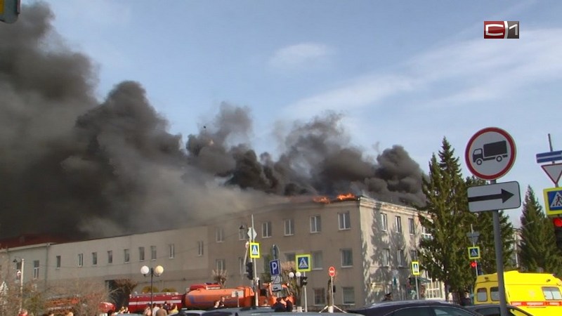 Крупный пожар в торгово-выставочном центре Ишима