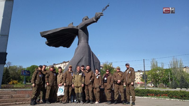Добровольцы Гумкорпуса Югры очистили к Дню Победы монумент недалеко от «Азовстали»
