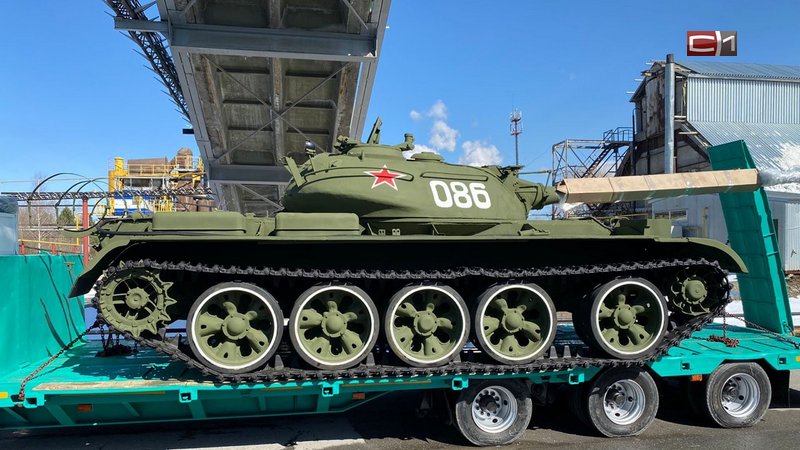 По улицам Сургута транспортируют танк. ВИДЕО