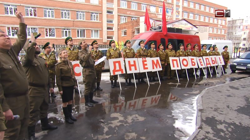 Праздничные концерты для ветеранов устроили во дворах Сургута