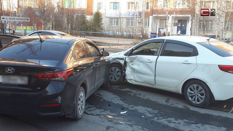 Авария в Сургуте на Мелик-Карамова: два человека пострадали