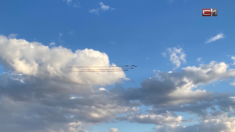 Авиашоу пилотажной группы «Барсы» в небе над Сургутом. ВИДЕО