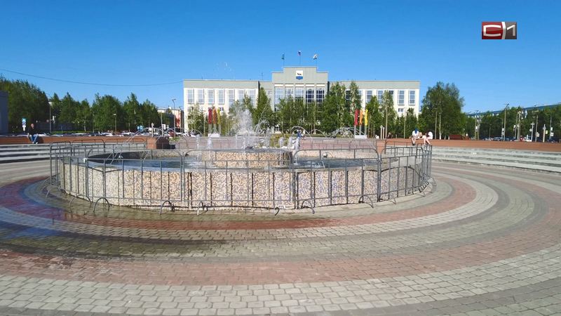 В Сургуте заработал фонтан перед филармонией — пока в тестовом режиме