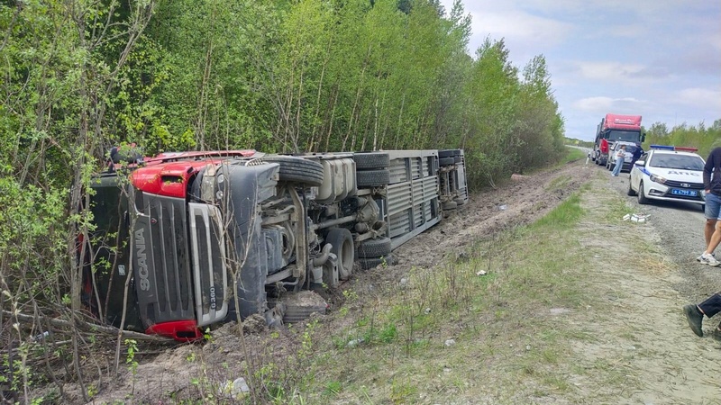 Нетрезвый водитель грузовика в Югре получил травмы в ДТП по своей вине