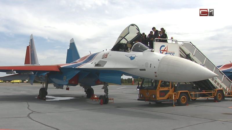 «Русские витязи» провели экскурсию по Су-35С для сургутских школьников