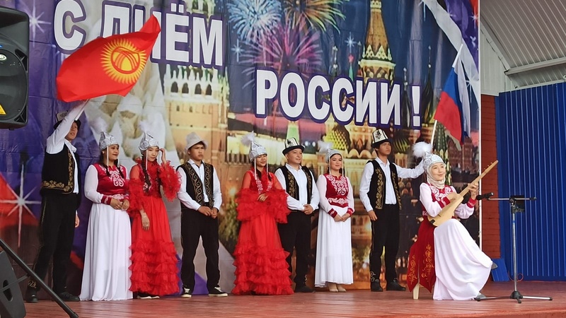 Армрестлинг и бой в мешках: как отмечают День России в Нижнесортымском