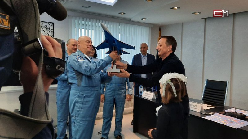 Школьница из Сургута подарила «Русским витязям» копию боевого истребителя