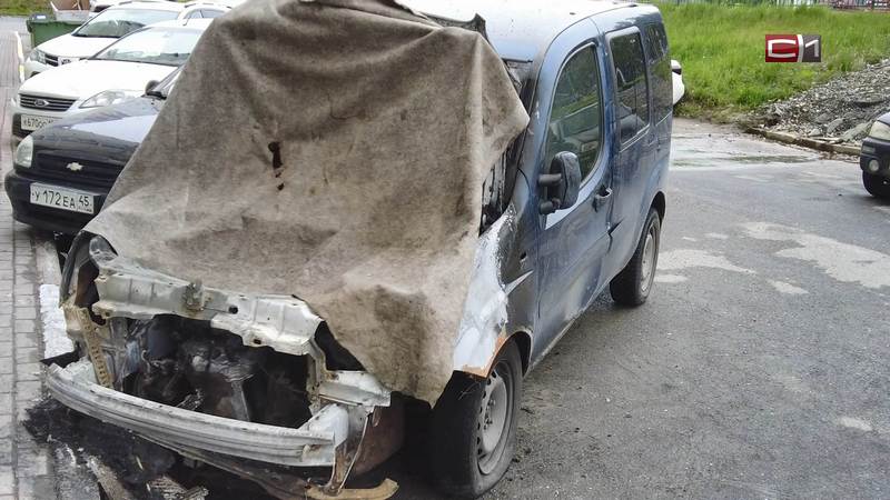 Два автомобиля сгорели на улице Семена Билецкого в Сургуте