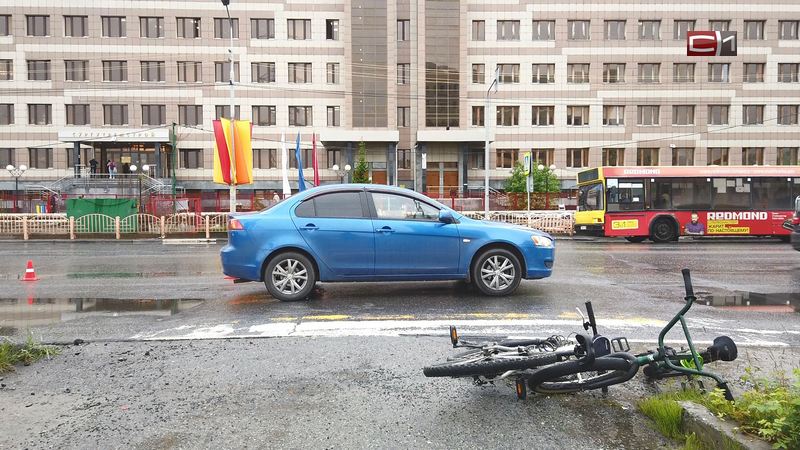 На «зебре» в Сургуте автомобиль сбил школьника на велосипеде