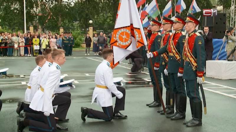 Владимир Якушев поздравил кадетов Тюмени с выпускным