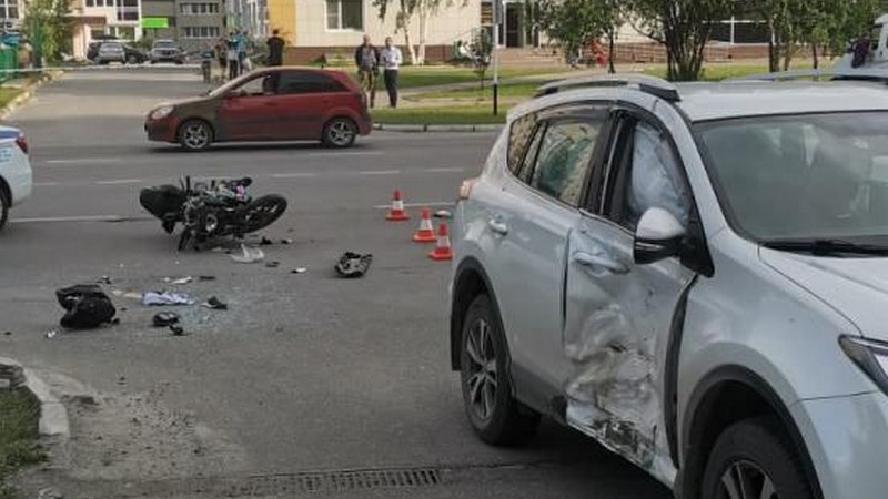 В Югре в аварию попал 16-летний мотоциклист. Он и его друг травмированы