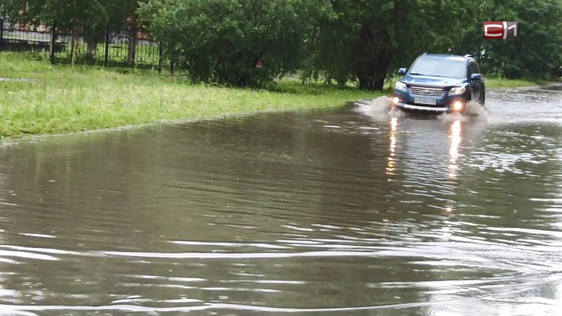 Проливные дожди вновь затопили одну из улиц Сургута
