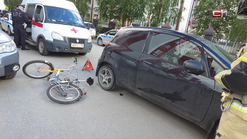 В Сургуте школьник на велосипеде врезался в автомобиль