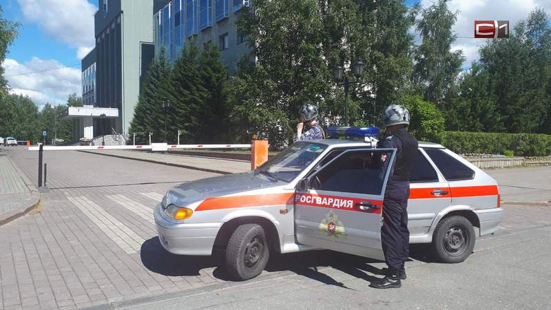 Здание мэрии Сургута взяли в оцепление — поступила угроза о заминировании