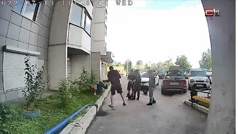 Поножовщина в Сургуте: на мужчину напали прямо во дворе дома утром