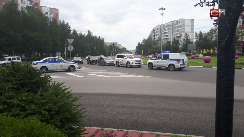 Свадебный кортеж наделал шума на улицах Сургута — пришлось вмешаться полиции