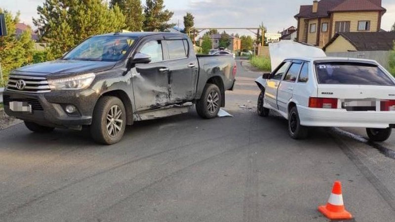 В Сургутском районе при столкновении двух авто пострадал молодой водитель