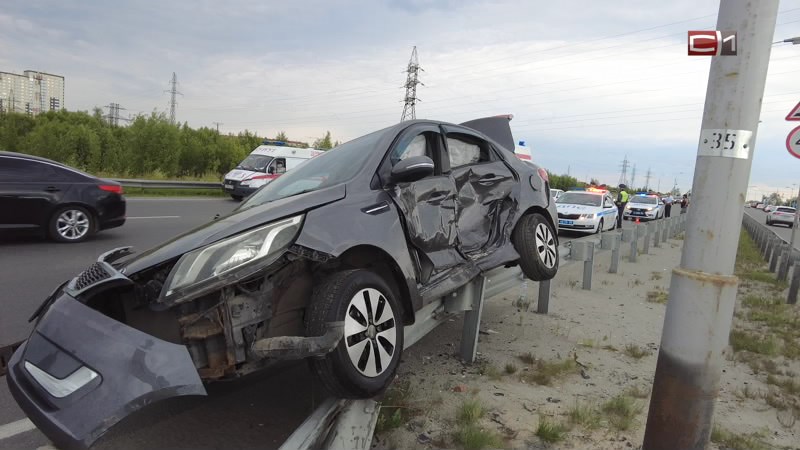 ДТП на Югорском тракте: одно авто выбросило на встречку, другое — на отбойник
