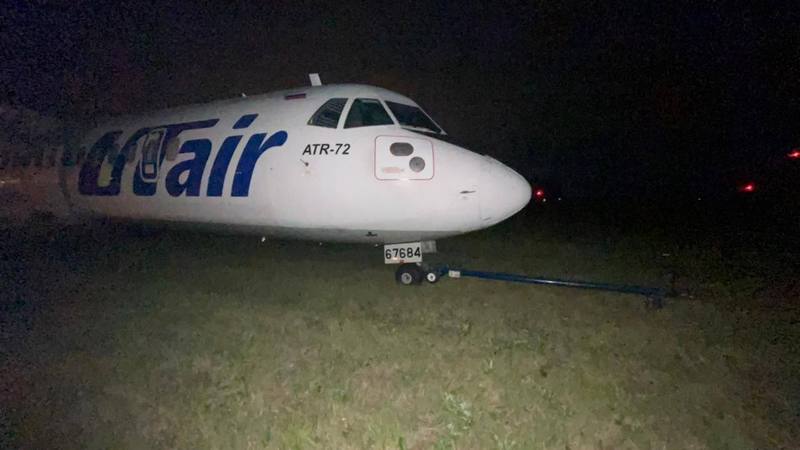 Самолет выкатился со взлетно-посадочной полосы после приземления в Тюмени