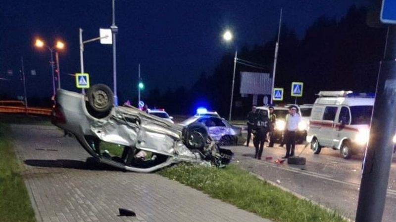 Машина опрокинулась на крышу. Ночное ДТП в Сургуте 