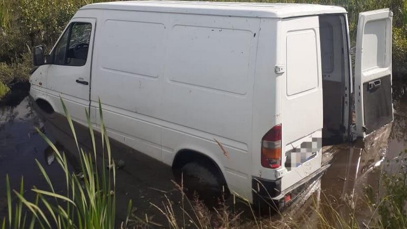 В Югре фургон съехал в кювет и застрял в болоте: пострадали 3 человека