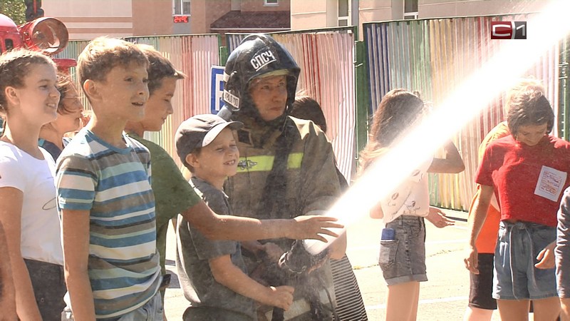 В Сургуте дети из Макеевки смогли попробовать себя в роли пожарных
