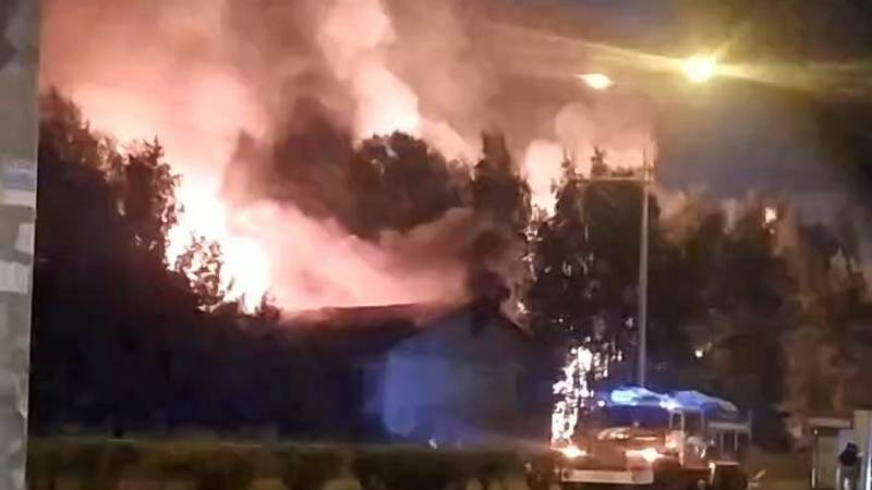 В Сургуте горит здание на улице Каролинского. ВИДЕО