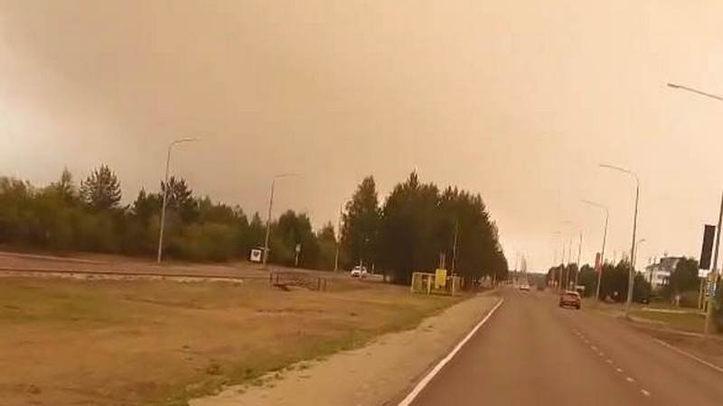 В одном из городов Югры лесной пожар подобрался к аэропорту