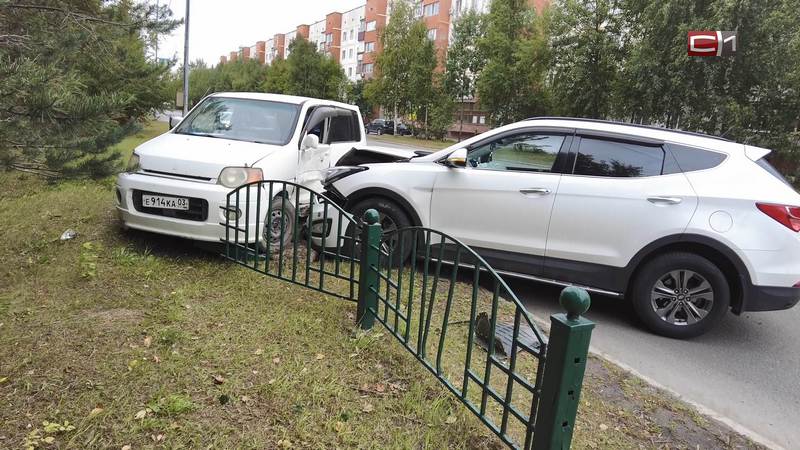 На улице Дзержинского в Сургуте столкнулись две иномарки