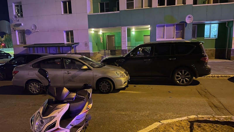 В Ханты-Мансийске иномарка врезалась в припаркованный автомобиль