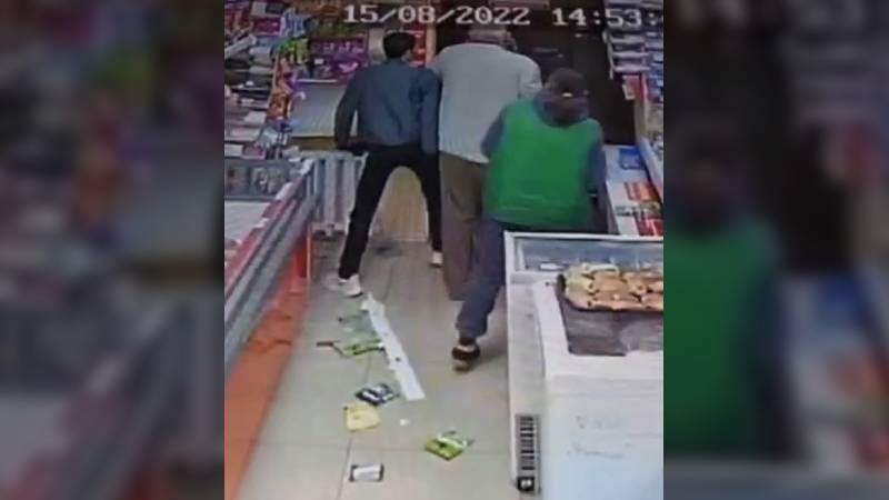 Скандал в одном из магазинов Сургута: женщина бросила в продавца корзину