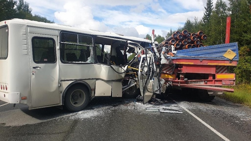 На трассе Тюмень—Ханты-Мансийск автобус врезался в припаркованный КамАЗ