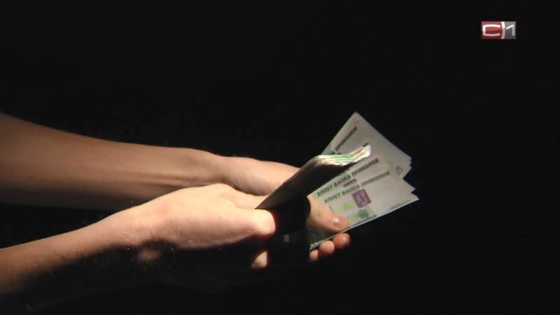 В Сургуте авиапассажиры пытались вывезти больше 10 тысяч долларов в ручной клади