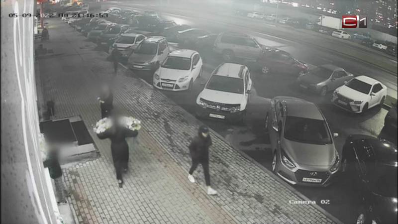 «Выглядит комично»: подростки в Сургуте попали в объектив камеры, когда крали кашпо