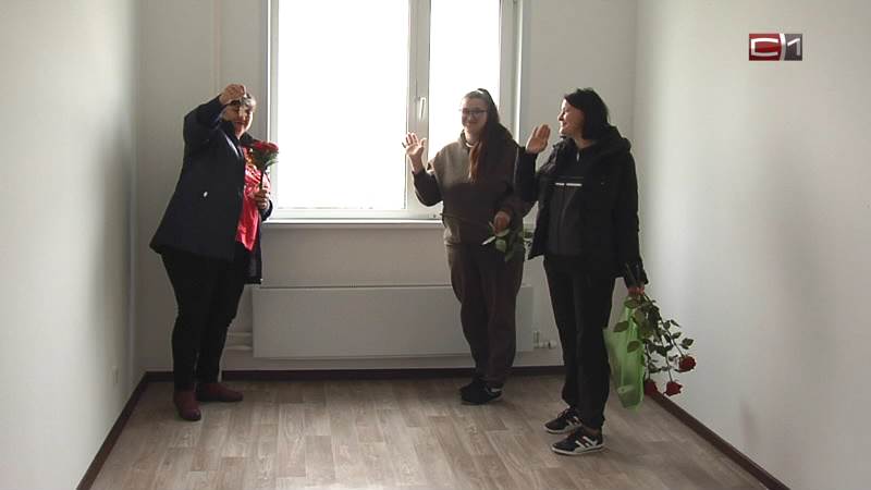 Семья в Сургутском районе получила новое жилье после 26 лет в очереди