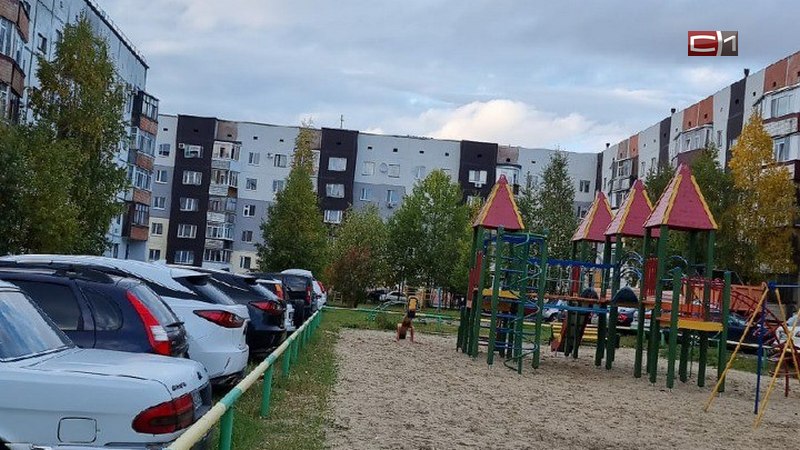 Жители многоэтажки в Сургуте пожаловались на «траурную» раскраску фасада