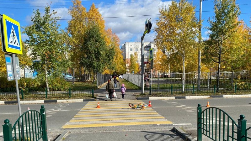 В Сургуте иномарка сбила ребенка на велосипеде неподалеку от школы