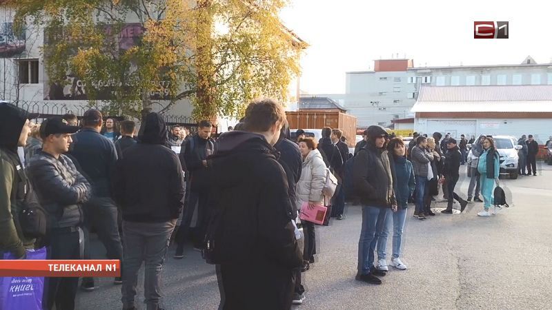 Множество людей собралось возле военкомата в Нижневартовске 