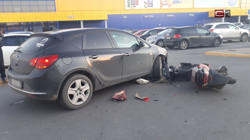 Подросток на скутере и иномарка столкнулись возле гипермаркета в Сургуте