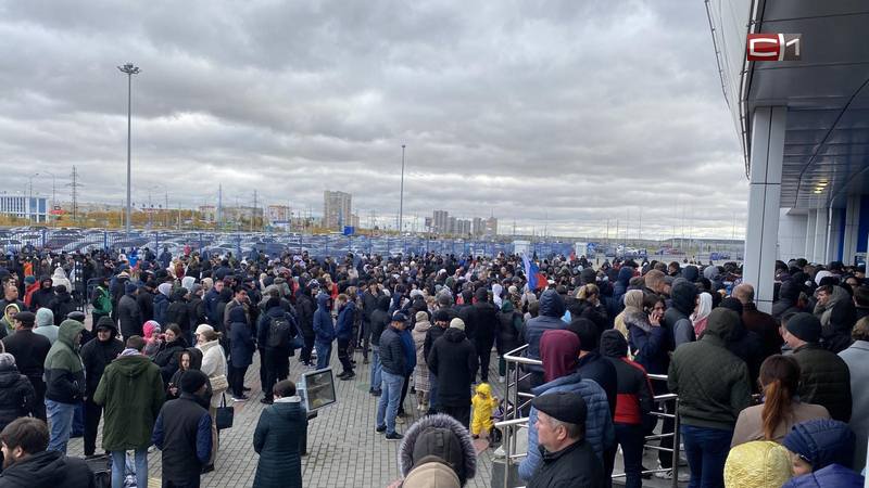 Сургутяне ждут мобилизации у Ледового дворца. ФОТО