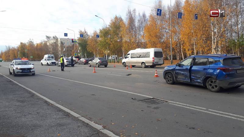 На перекресте в Сургуте столкнулись три автомобиля