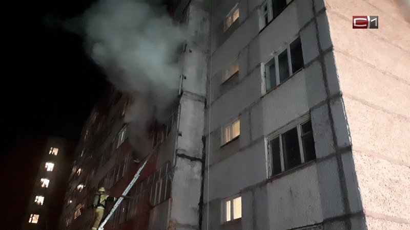 Пожар в многоэтажке на проспекте Набережный в Сургуте. ФОТО