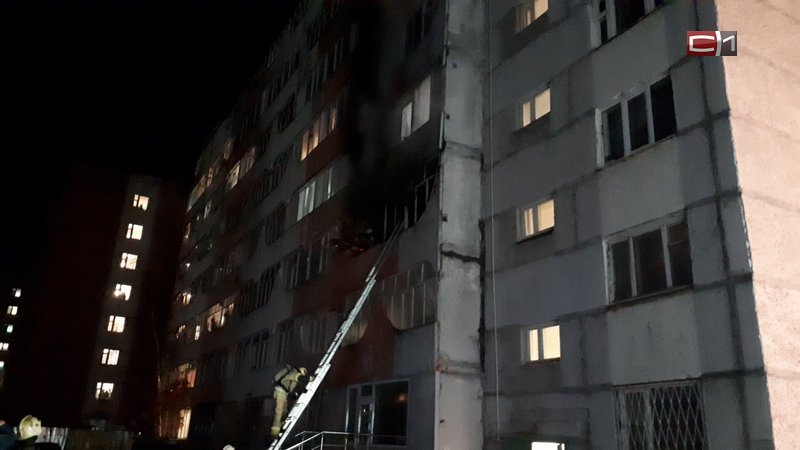 Спасли десятерых: подробности пожара в многоэтажке Сургута