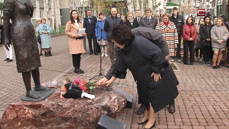 В Сургутском педагогическом возложили цветы к памятнику учителя