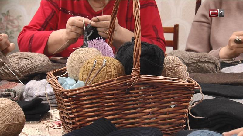 В Сургутском районе пенсионерки вяжут теплые вещи для военнослужащих
